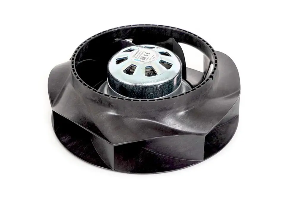 Ersatz-Ventilator in schwarzer Kunststoffausführung, mit einem zentralen Metallmotor. Geeignet für Fränkische Produkte, möglicherweise für Belüftungs- oder Klimaanlagenanwendungen.